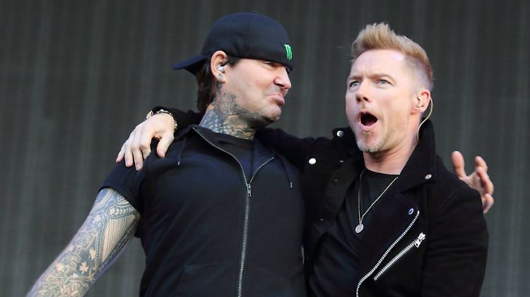 Vielleicht hat sich Ronan Keating (r.) seinen Kollegen Shane Lynch nach dem Show-Auftritt auch mal zur Brust genommen.