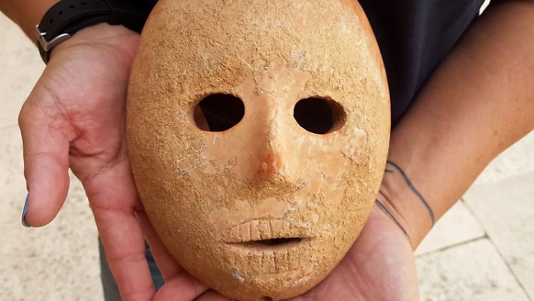 Die Steinmaske könnte für den damals verbreiteten Ahnenkult eingesetzt worden sein.