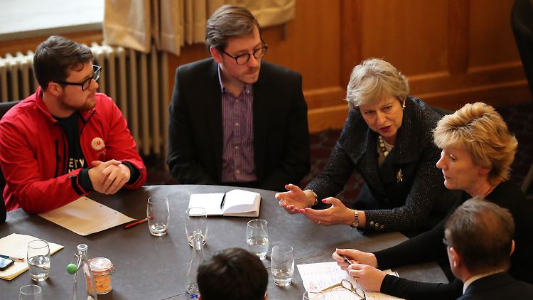 Premierministerin Theresa May spricht bei ihrem Besuch in Belfast mit jungen Landwirten - die den Brexit ebenfalls zu spüren bekommen.