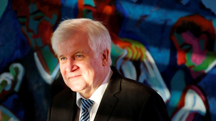Horst Seehofer geht bei der Deutschen Islamkonferenz auf die Muslime zu.