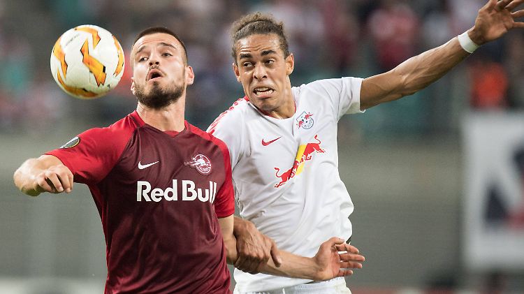 RB Leipzig, hier mit Yussuf Poulsen (r.) und RB Salzburg, hier mit Marin Pongracic, beteuern ein faires Duell ohne Absprache in der Europa League. Von solchen Vorwürfen fühlen sich die Verantwortlichen gar beleidigt.