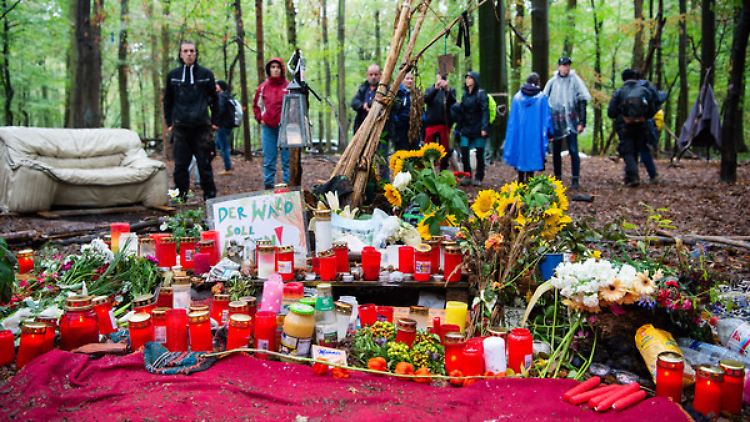 Teilnehmer der Demonstration gegen die Rodung des Hambacher Forsts stehen an der Stelle, an der der junge Mann starb.