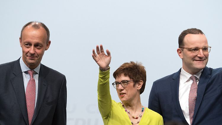 Wer sich um den CDU-Vorsitz bewirbt, muss mit der Kanzlerfrage rechnen: die Bewerber Merz, Kramp-Karrenbauer und Spahn (v.l.).
