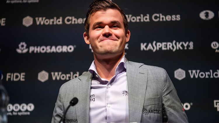 Da kann sogar der sonst eher grimmig dreinschauende Magnus Carlsen grinsen - er bleibt Weltmeister.