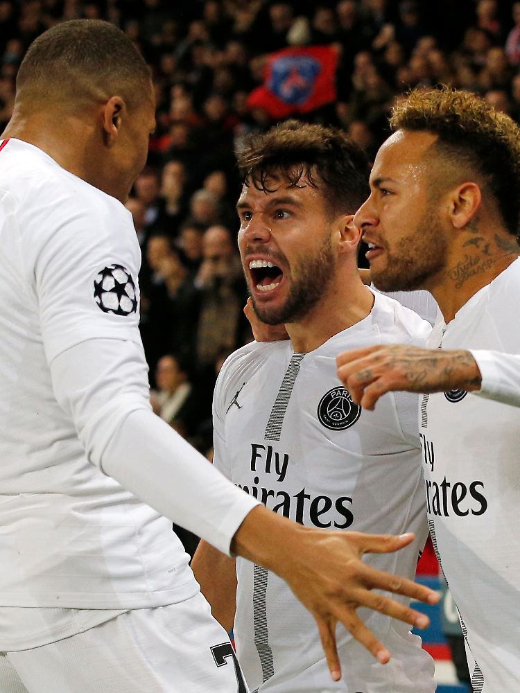 Schöne Grüße an den FC Bayern: Juan Bernat, das ist der Mann in der Mitte, feiert sein Tor mit Kylian Mbappé und Neymar.