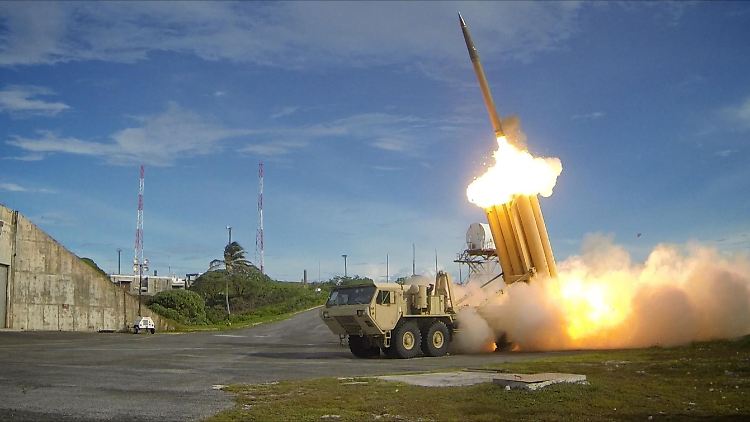 Das US-Raketenabwehrsystem THAAD (Terminal High Altitude Area Defense) beim Abfeuern von Raketen.