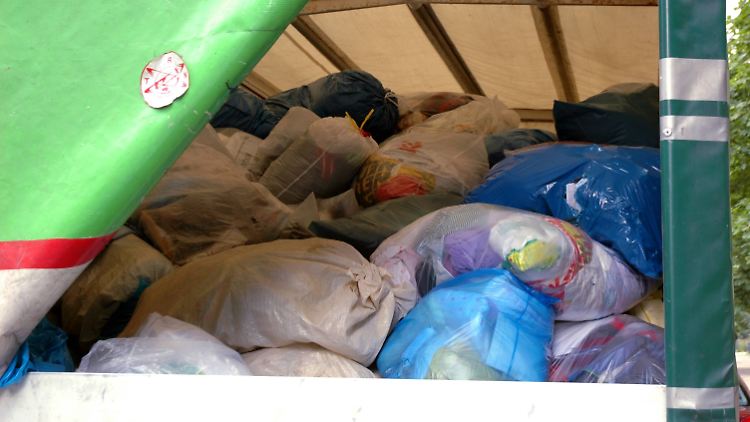 Bei der Sortierung eines Altkleidercontainers aus Deutschland finden Arbeiter in Polen eine Babyleiche.
