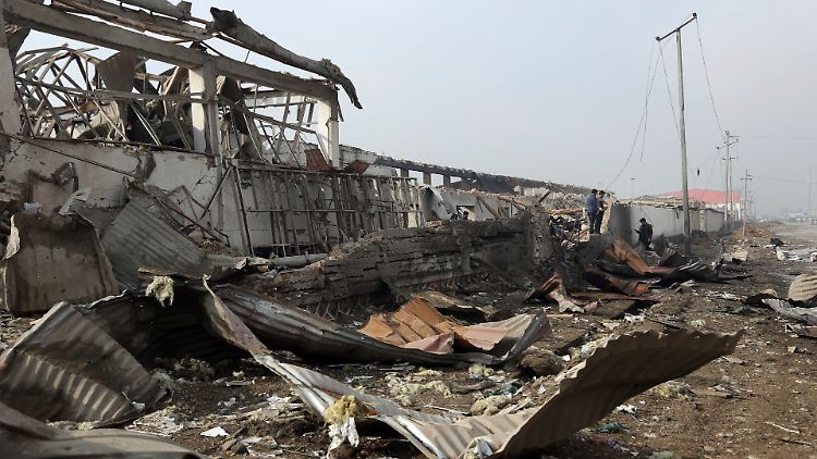 Die Explosion der Autobombe lässt in Kabul eine Kraterlandschaft zurück.