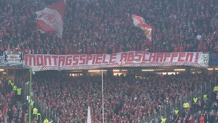 Die Anti-Montagsspiel-Proteste zahlreicher Fußballfans sind nun offenbar auch in der 2. Bundesliga erfolgreich.