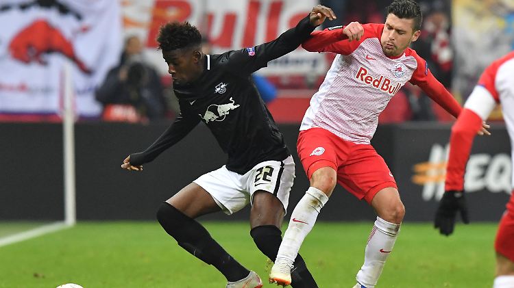 Leipzigs Nordi Mukiele im Zweikampf mit dem Ex-Bremer Zlatko Junuzovic.
