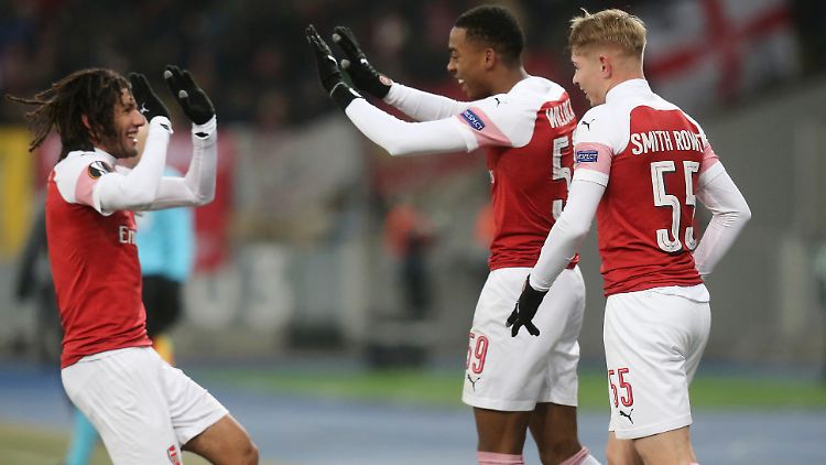 Die jungen Wilden Matteo Guendouz, Joe Willock und Emile Smith Rowe (v.l.n.r.) zelebrieren den Arsenal-Sieg in Kiew.