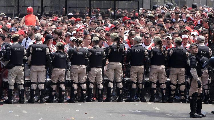 Die Fans von River Plate handeln ihrem Verein Ärger ein.