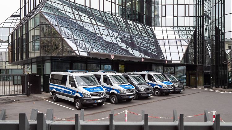 Polizeiautos am Donnerstag vor dem Deutsche-Bank-Turm in Frankfurt. 