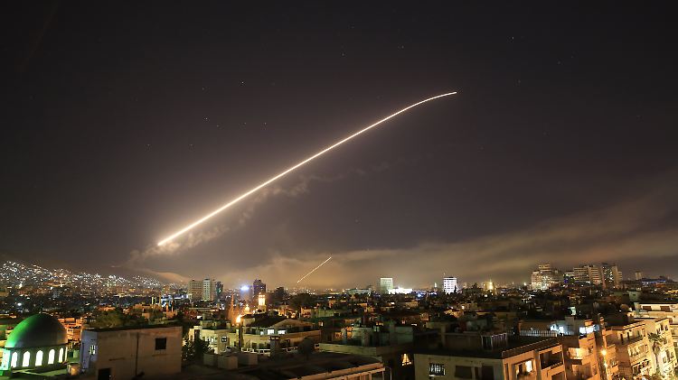 Bereits im April 2018 war der Leuchtstreifen einer Flugabwehrrakete bei einem Luftangriff am Himmel über Damaskus zu sehen.