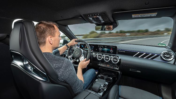Der AMG A 35 lässt sich mit unglaublicher Präzision um die Kurven schlenzen.