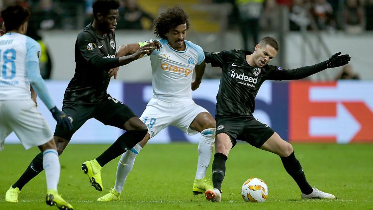 Luiz Gustavo erntet für sein Eigentor bei Eintracht viel Hohn.