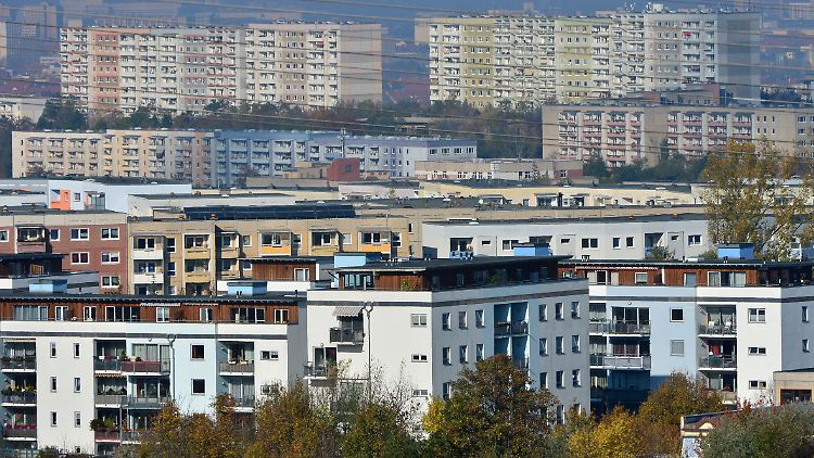 Vor allem im Osten beziehen Arbeitnehmer zumeist geringen Lohn.