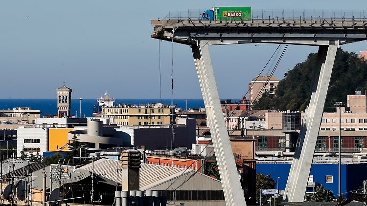 Während eines schweren Unwetters war am 14. August 2018 die Morandi-Brücke der Autobahn 10 in mehr als 40 Metern Höhe auf einem etwa 200 Meter langen Stück eingestürzt. 