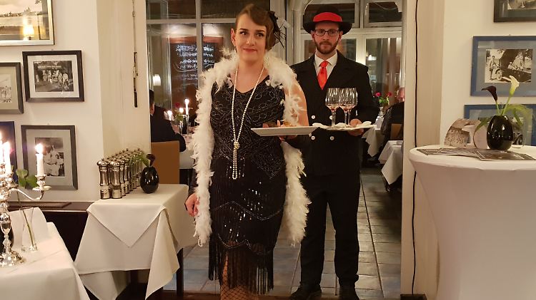 Nicht aus den 20ern, sieht nur so aus: Juliane Sunus und ihre Kolleginnen und Kollegen bewirten die Gäste in Wilhelms Restaurant mit Stil.