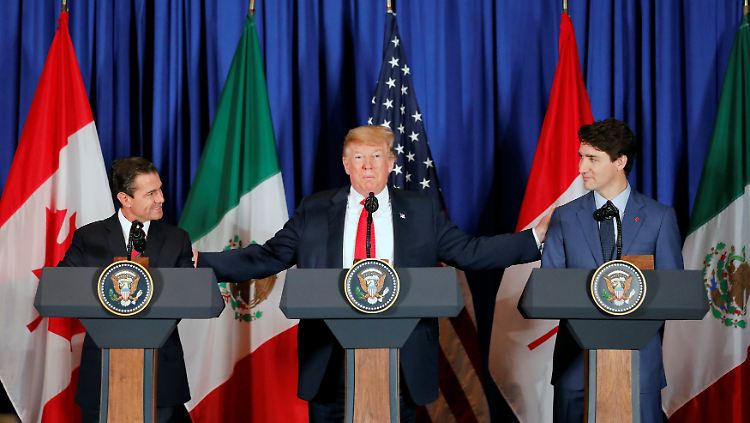 Donald Trump (m.) pochte lange auf eine Neuverhandlung des alten Nafta-Abkommens. 