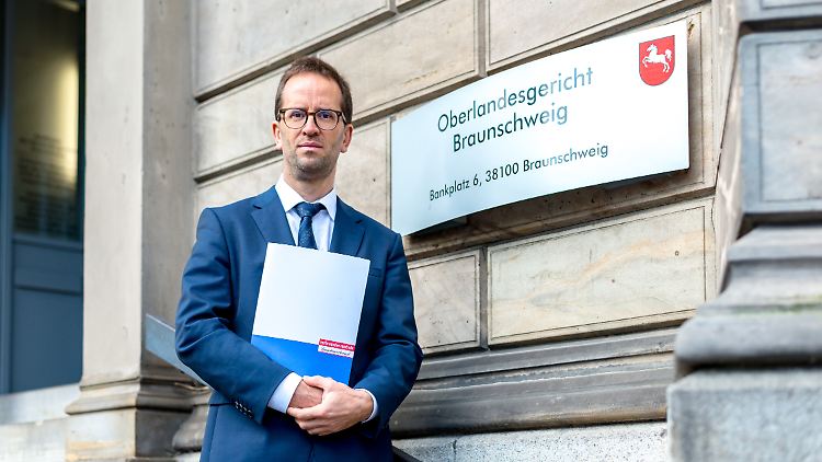 Der Bundesverband der Verbraucherzentrale unter Vorstand Klaus Müller wird Tausende VW-Kunden in der Klage gegen den Autobauer vertreten. 