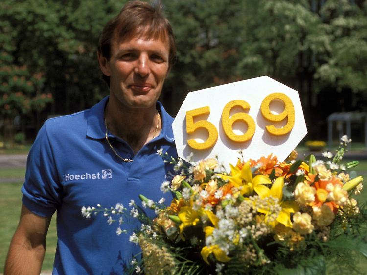 Ein Traum in Gelb und Blau: Mit seiner 569. Partie löst Körbel 1989 Manfred Kaltz als Bundesliga-Rekordspieler ab.