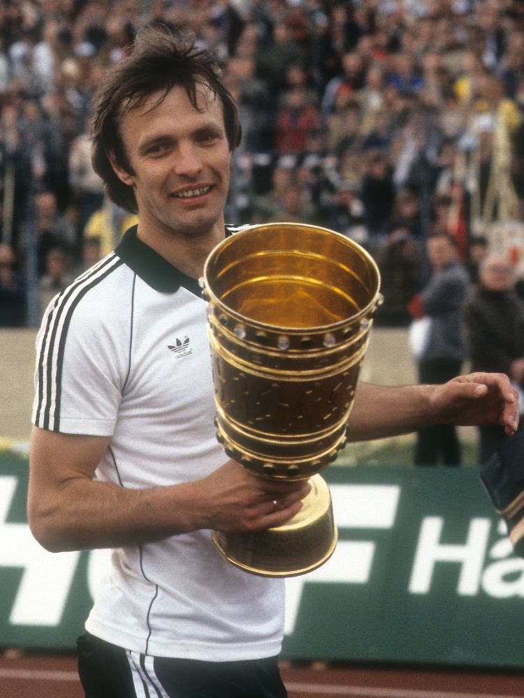 Bei vier der insgesamt fünf DFB-Pokalsiege ist Körbel als Spieler dabei (hier 1981).