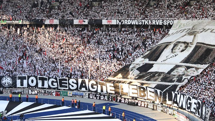 Vor dem DFB-Pokalsieg im Jahr 2018 huldigen die Eintracht-Fans ihrer Klubikone Charly Körbel mit einer riesigen Choreo.