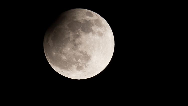 In ein paar Jahren soll der erste Weltraumtourist zum Mond fliegen. 