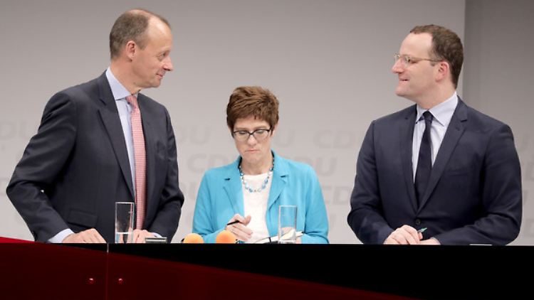 Friedrich Merz, Annegret Kramp-Karrenbauer und Jens Spahn (l-r) stellen sich bei der CDU-Regionalkonferenz in Berlin den Parteimitgliedern vor.