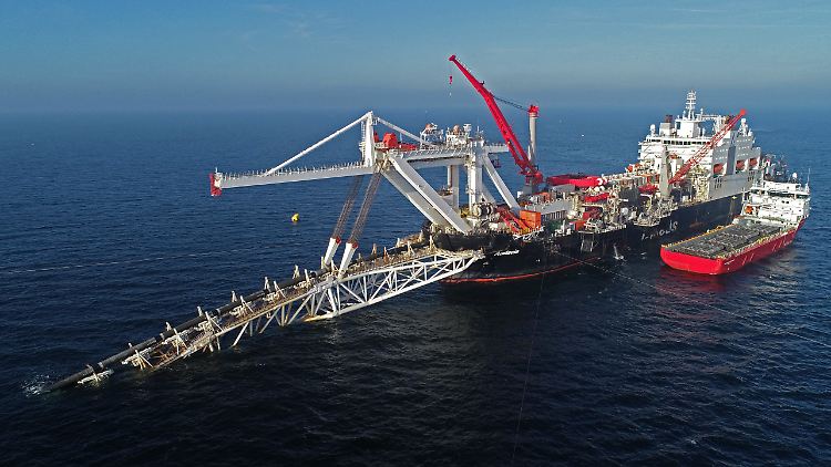 Ein Schiff verlegt in der Ostsee Rohre für die Gaspipeline Nord Stream 2. Mit der Baltic Pipe liegt  bald eine weiter Gasleitung in dem Meer.