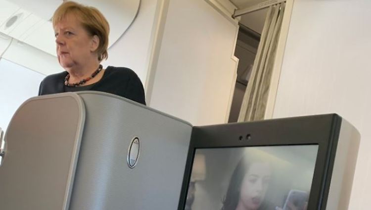 Schnappschuss aus dem Iberia-Flieger nach Buenos Aires: Angela Merkel kommt an Bord.