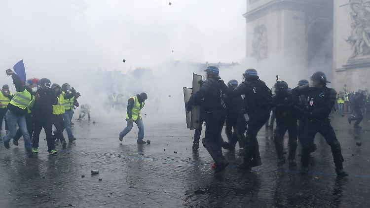 Von den weit über 1000 Demonstranten auf den Champs-Élysées waren laut Angaben der Regierung nur circa 200 friedlich.