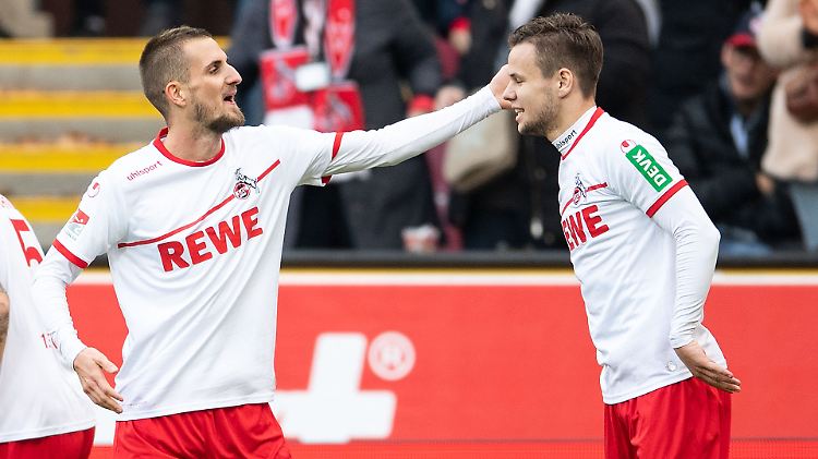 Freude in Müngersdorf: Torschütze Dominick Drexler, links, und Louis Schaub