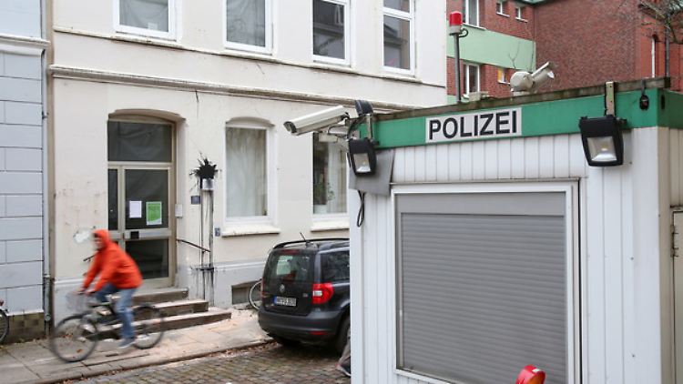 Scholz' Haus in Hamburg-Altona: Vor dem Gebäude steht ein Polizei-Container, der zum Tatzeitpunkt unbesetzt war.