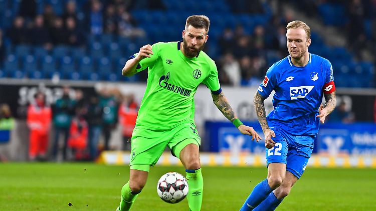 Schalkes Burgstaller im Duell mit Hoffenheims Vogt.