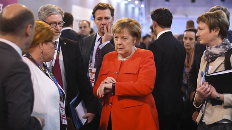 Nach dem nachgeholten Treffen mit Argentiniens Präsident Macri hatten Merkel und Scholz (ganz links im Bild) noch ausreichend Zeit für einen Spaziergang und ein Abendessen.