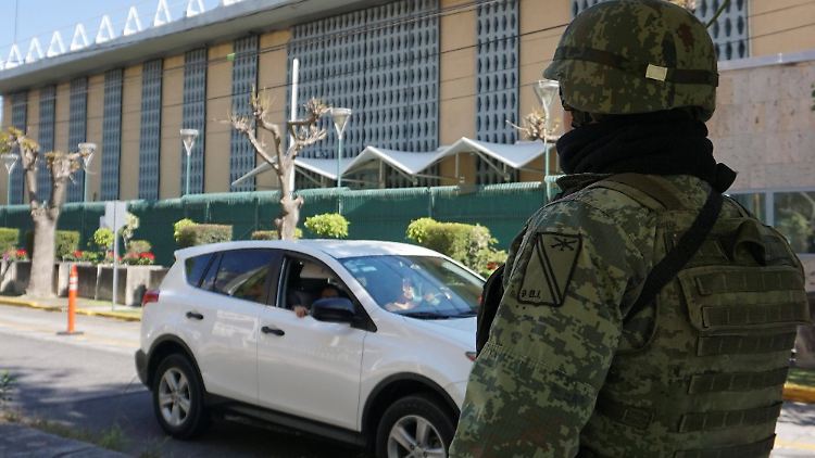Ein mexikanischer Soldat bewacht das US-Konsulat nach dem Sprengstoffanschlag.
