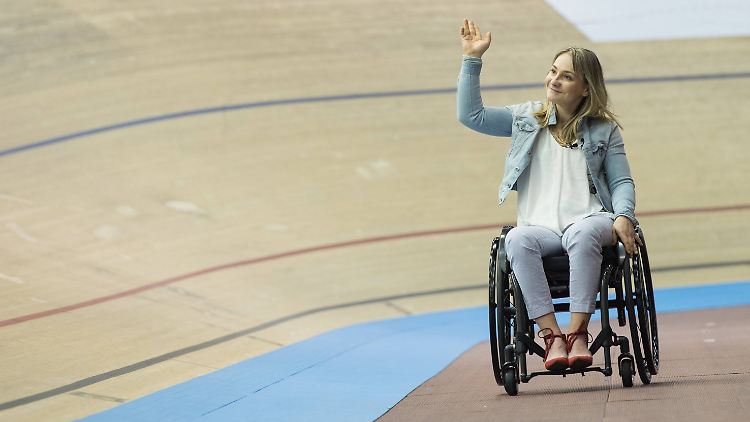 Die querschnittsgelähmte Radsport-Olympiasiegerin Kristina Vogel ist als Radsportlerin des Jahres ausgezeichnet worden.