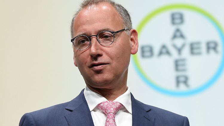 Bayer-Chef Baumann verspricht einen sozialverträglichen Stellenabbau in Deutschland.