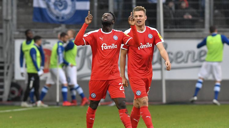 Gottseidank: Kiels Janni-Luca Serra jubelt nach seinem Tor zum 0:1.