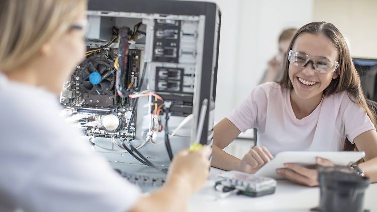 Die Digitalisierung soll auch an Schulen umgesetzt werden.