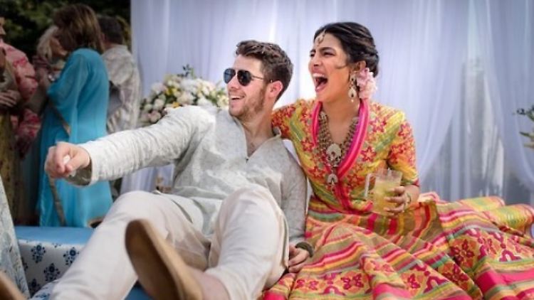 Lässig und traditionell - Nick Jonas und Priyanka Chopra sind nun "Mann und Frau".