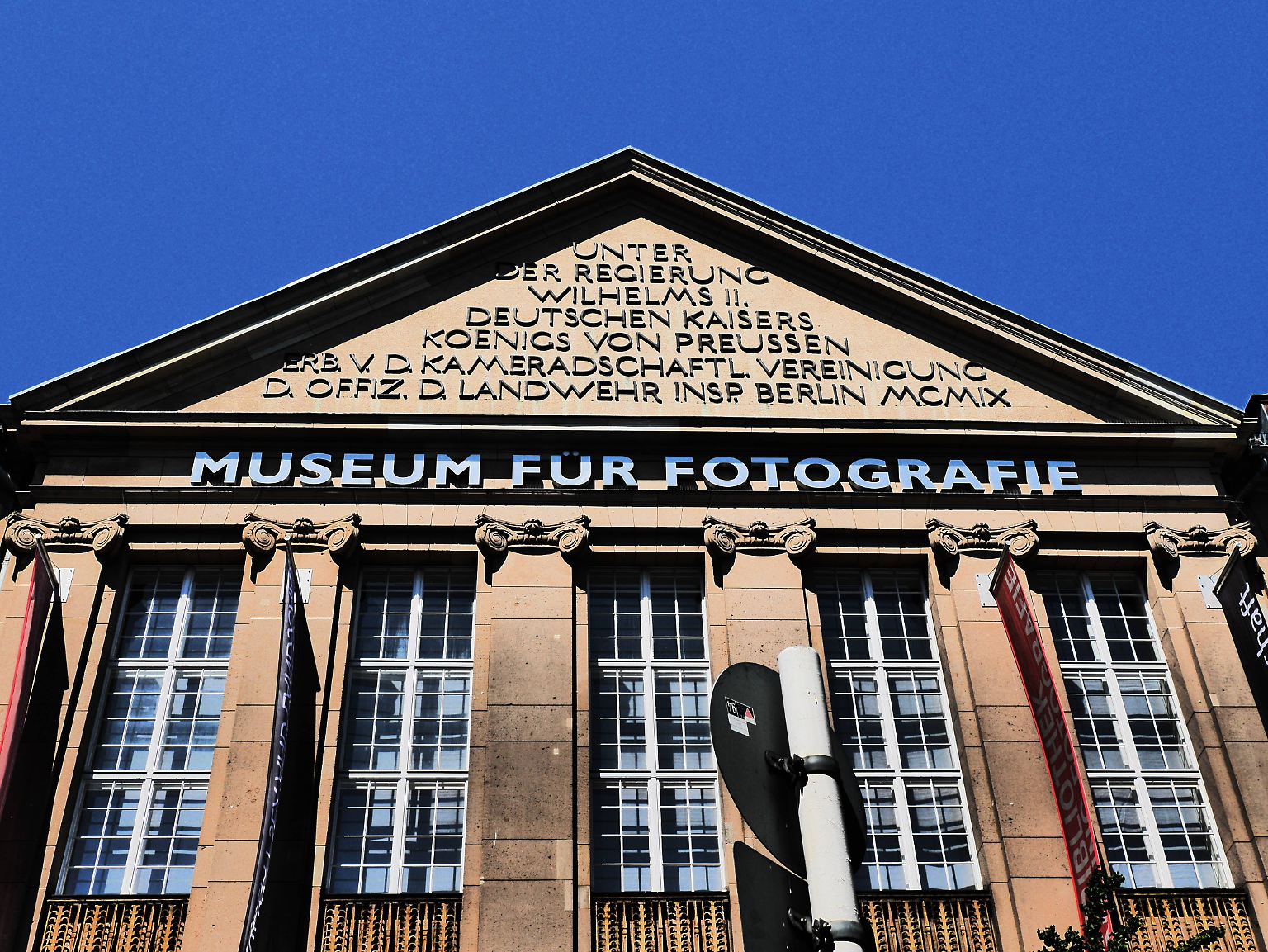 Vom Museum für Fotografie in  Berlin ist man ja generell schon viel Nacktes gewöhnt - gleich in der Eingangshalle ...