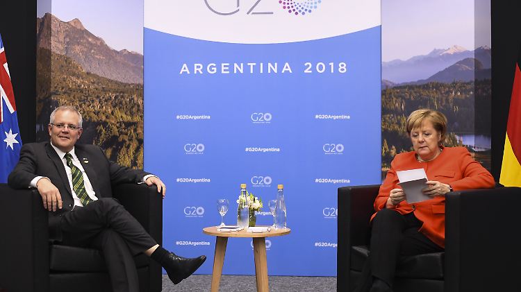 Ganz vertieft: Merkel scheint konzentriert das "Fact Sheet" über den australischen Premier zu lesen.