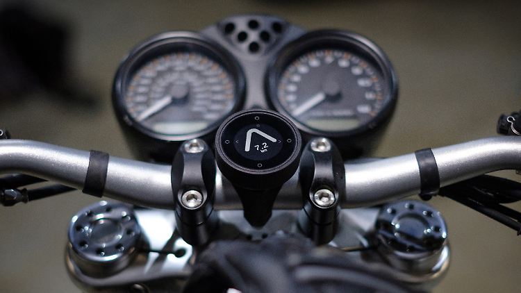 Das Beeline Moto lässt sich kinderleicht mit unterschiedlichen Halterungen am Motorradlenker befestigen.