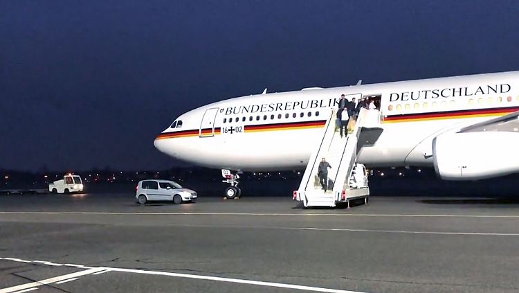 MerkelPannenfliegerRückkehr.jpg
