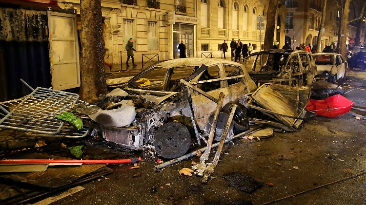 Bei den Protesten in Paris wurden zahleiche Autos angezündet.