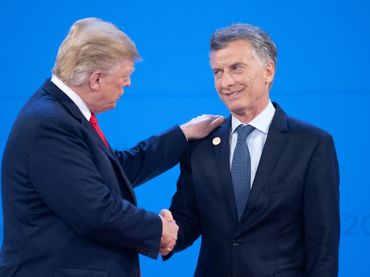Mauricio Macri beim Handschlag mit US-Präsident Donald Trump. Innenpolitisch hat Argentiniens Staatschef nur wenige Erfolge vorzuweisen.