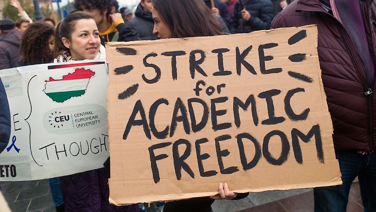Hunderte junge Menschen haben gegen das Hochschulgesetz und die Behinderung der CEU demonstriert.